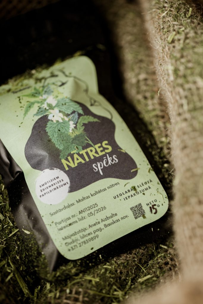 Nātres, kaltētas un smalcinātas