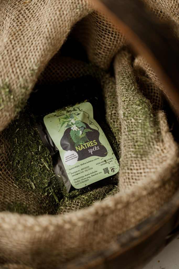 Nātres, kaltētas un smalcinātas