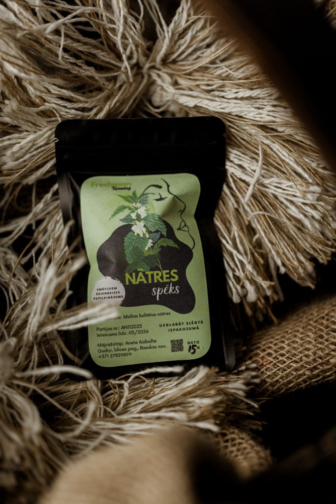 Nātres, kaltētas un smalcinātas